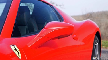 Ferrari 458 Spider rouge rétroviseur