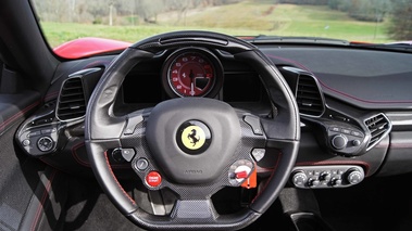 Ferrari 458 Spider rouge tableau de bord 3