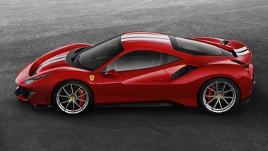 Ferrari 488 Pista rouge profil vue de haut