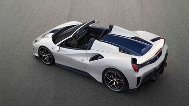 Ferrari 488 Pista Spider blanc/bleu 3/4 arrière gauche vue de haut