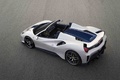 Ferrari 488 Pista Spider blanc/bleu 3/4 arrière gauche vue de haut