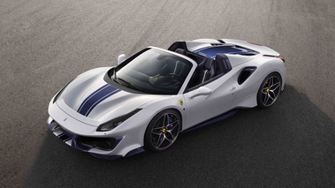 Ferrari 488 Pista Spider blanc/bleu 3/4 avant gauche vue de haut