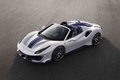 Ferrari 488 Pista Spider blanc/bleu 3/4 avant gauche vue de haut