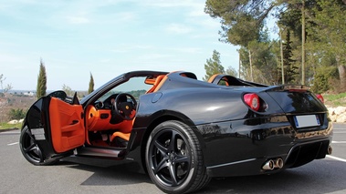 Ferrari 599 SA Aperta noir 3/4 arrière gauche porte ouverte