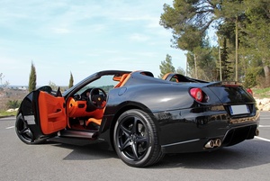 Ferrari 599 SA Aperta noir vue de 3/4 arrière gauche avec la porte ouverte