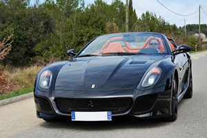 Ferrari 599 SA Aperta noir vue de la face avant en travelling