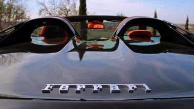 Ferrari 599 SA Aperta noir logo coffre 2