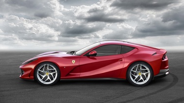 Ferrari 812 Superfast rouge profil