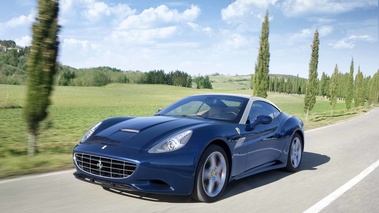 Ferrari California bleu 3/4 avant gauche travelling penché