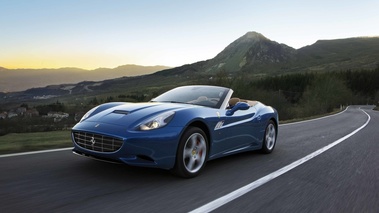 Ferrari California bleu 3/4 avant gauche travelling