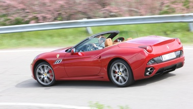 Ferrari California MY2012 rouge 3/4 arrière gauche filé penché 2