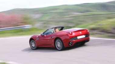 Ferrari California MY2012 rouge 3/4 arrière gauche filé penché