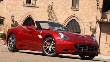 Ferrari California MY2012 rouge 3/4 avant droit penché 2