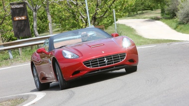 Ferrari California MY2012 rouge 3/4 avant droit penché