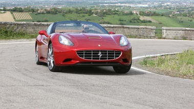 Ferrari California MY2012 rouge 3/4 avant droit 