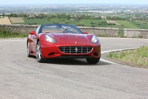 Ferrari California MY2012 rouge vue de 3/4 avant droit 