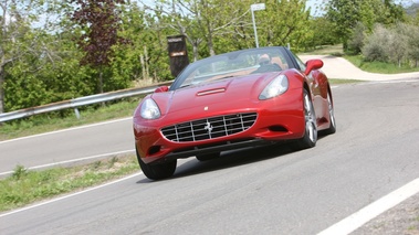 Ferrari California MY2012 rouge 3/4 avant gauche penché