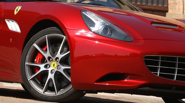 Ferrari California MY2012 rouge phare avant