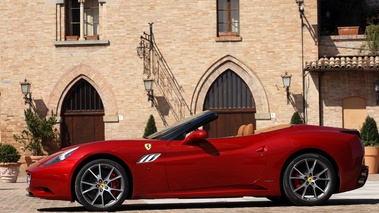 Ferrari California MY2012 rouge profil