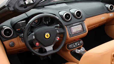 Ferrari California MY2012 rouge tableau de bord