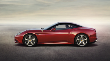 Ferrari California T - rouge - profil gauche