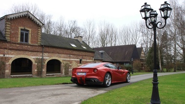 Ferrari F12 Berlinetta rouge 3/4 arrière droit 2