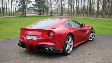 Ferrari F12 Berlinetta rouge 3/4 arrière droit 3