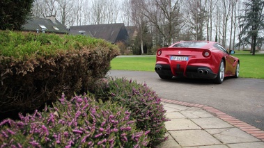 Ferrari F12 Berlinetta rouge 3/4 arrière droit 4