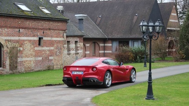 Ferrari F12 Berlinetta rouge 3/4 arrière droit 5