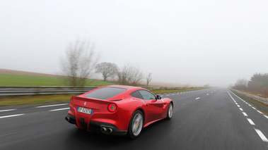 Ferrari F12 Berlinetta rouge 3/4 arrière droit travelling penché