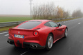 Ferrari F12 Berlinetta rouge 3/4 arrière droit travelling
