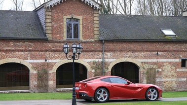 Ferrari F12 Berlinetta rouge 3/4 arrière droit