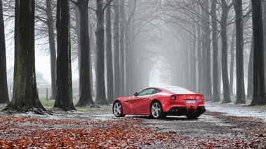 Ferrari F12 Berlinetta rouge 3/4 arrière gauche 2