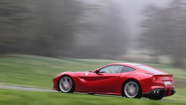 Ferrari F12 Berlinetta rouge 3/4 arrière gauche filé penché