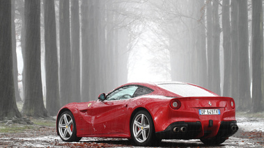 Ferrari F12 Berlinetta rouge 3/4 arrière gauche