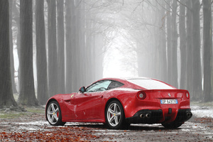 Ferrari F12 Berlinetta rouge vue de 3/4 arrière gauche