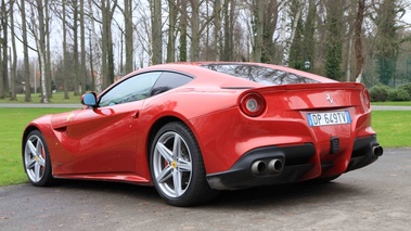 Ferrari F12 Berlinetta rouge 3/4 arrière gauche