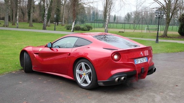 Ferrari F12 Berlinetta rouge 3/4 arrière gauche 