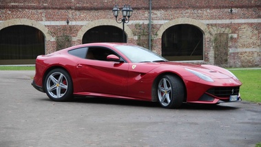 Ferrari F12 Berlinetta rouge 3/4 avant droit 2