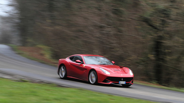 Ferrari F12 Berlinetta rouge 3/4 avant droit filé