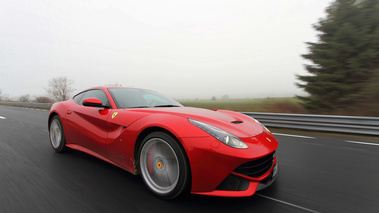 Ferrari F12 Berlinetta rouge 3/4 avant droit travelling 2