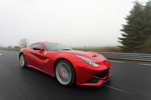 Ferrari F12 Berlinetta rouge vue de 3/4 avant droit en travelling