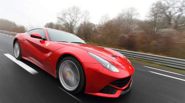 Ferrari F12 Berlinetta rouge 3/4 avant droit travelling penché