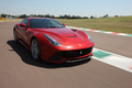 Ferrari F12 Berlinetta rouge 3/4 avant droit travelling