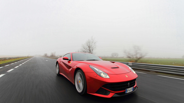 Ferrari F12 Berlinetta rouge 3/4 avant droit travelling