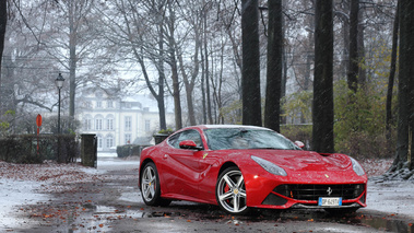 Ferrari F12 Berlinetta rouge 3/4 avant droit