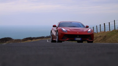 Ferrari F12 Berlinetta rouge 3/4 avant droit