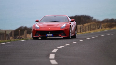 Ferrari F12 Berlinetta rouge 3/4 avant gauche 2