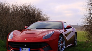 Ferrari F12 Berlinetta rouge 3/4 avant gauche 3