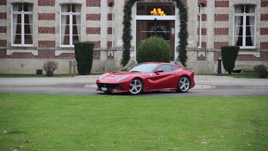 Ferrari F12 Berlinetta rouge 3/4 avant gauche 4